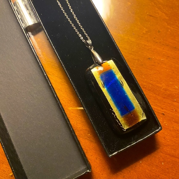 Fused glass pendant on a silver tone chain - Picture 6 of 7